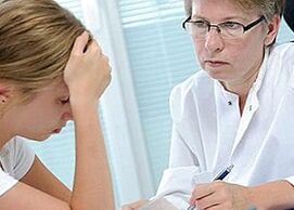 Consultez un spécialiste pour des douleurs sous l'omoplate gauche.